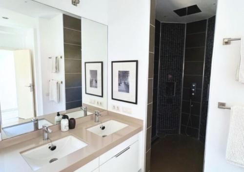 a bathroom with two sinks and a shower at Villa Calma Tauro, Golf, Beach and Relax in La Playa de Tauro