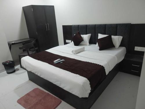 Ένα ή περισσότερα κρεβάτια σε δωμάτιο στο Hotel O Laxmi Lodging