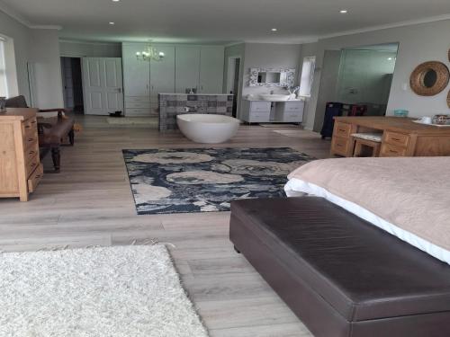 Habitación grande con cama y baño. en Hysie oppie see, en Jongensfontein