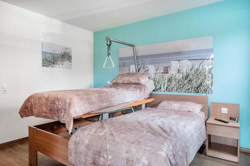 a bedroom with two beds and a mirror at Kleine Auszeit - Hohe Lith in Cuxhaven