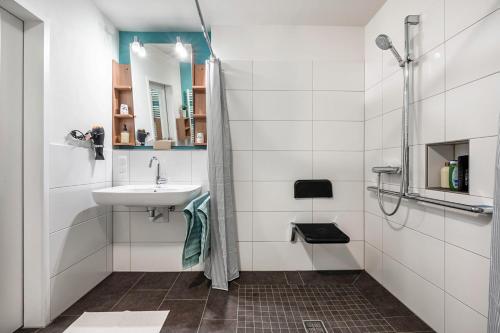 a bathroom with a sink and a shower at Kleine Auszeit - Hohe Lith in Cuxhaven