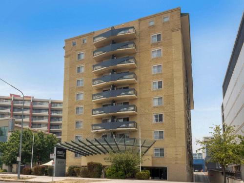 キャンベラにあるMantra on Northbourneの側面にバルコニーがある建物