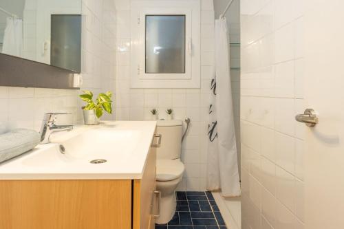 a bathroom with a toilet and a sink and a shower at Bosmar 1C in Pals
