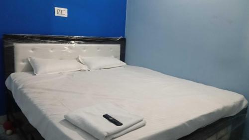 Una cama o camas en una habitación de Hotel O Ayansh Guest House