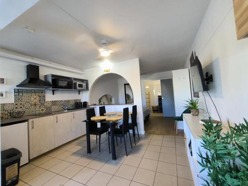 Η κουζίνα ή μικρή κουζίνα στο Your T1 bis Cozy at Les Avirons awaits you! La Cas' à Maya