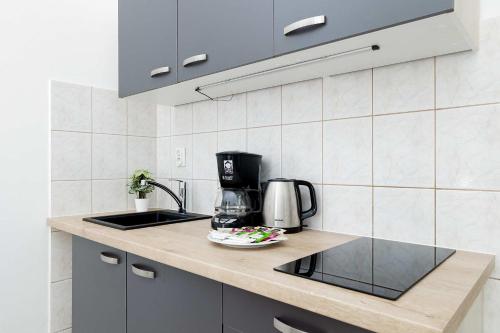 eine Küche mit einer Kaffeemaschine auf einer Theke in der Unterkunft Comfortable Studio for 3 People with Parking in Kołobrzeg by Noclegi Renters in Radzikowo
