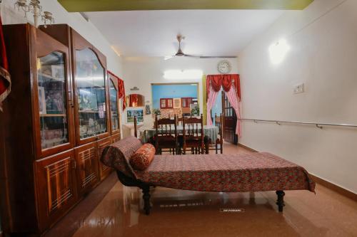 een woonkamer met een bank en een eetkamer bij Jc homestay Kollam in Kollam
