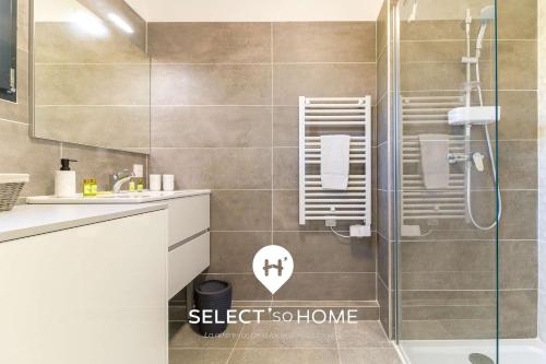 une salle de bain avec une douche avec une porte vitrée dans l'établissement SELECT' - T2 avec vue - Piscine et parking privé - CAPNAT-B08, à Bormes-les-Mimosas
