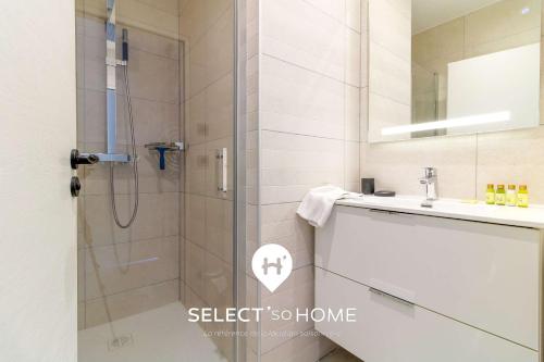 Ένα μπάνιο στο SELECT'soHOME - Villa avec piscine, spa et babyfoot pour 10 personnes à proximité de la plage d'Aiguebelle ! - 5 ETOILES - VILLA MANDARINIERS