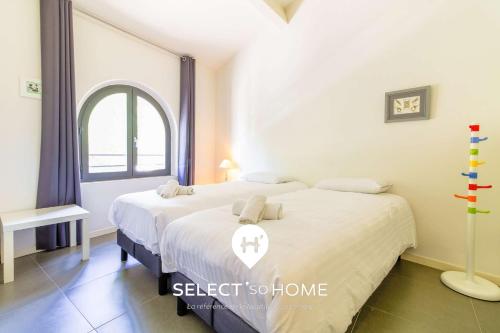Un pat sau paturi într-o cameră la SELECT'soHOME - Appartement avec terrasse et vue mer au coeur du Lavandou - Parking privé - APPART MOUN PANTAI