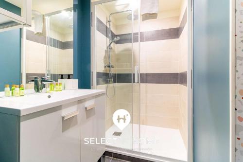 Koupelna v ubytování SELECT'soHOME - Appartement rénové pour 6 personnes au coeur du centre-ville du Lavandou - Proche plage et commerces - MARINA-3