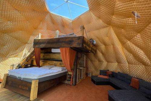 Ένα ή περισσότερα κρεβάτια σε δωμάτιο στο Lake view Dome Sleeps 6 -Hot tub -Fireplace