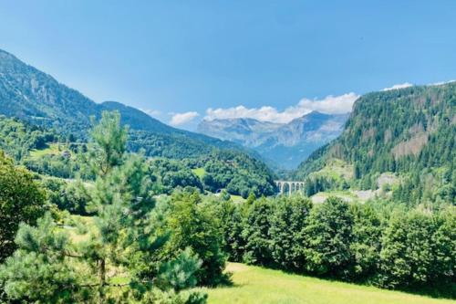 Una vista de un valle con árboles y montañas. en Slopes Of Les Houches 25 M With Balcony, en Les Houches