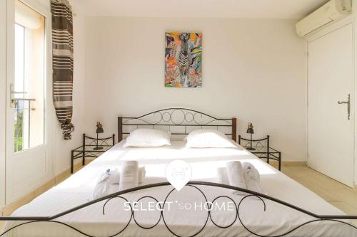 a bedroom with a large bed in a room at SELECT'soHOME - Magnifique villa pour 10 personnes avec piscine à débordement et vue sur la mer ! - VILLA PAVILLOU in Le Lavandou