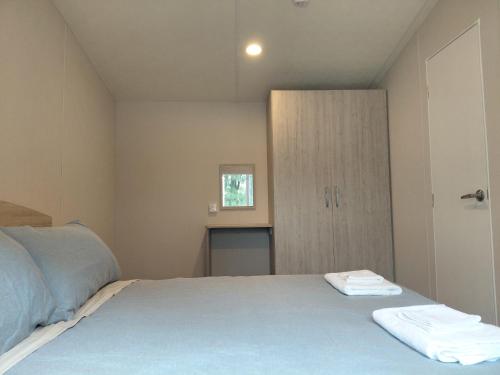 Ένα ή περισσότερα κρεβάτια σε δωμάτιο στο Cow & Calf Cottages- bike wineries & relax in rural location Napier 15 mins