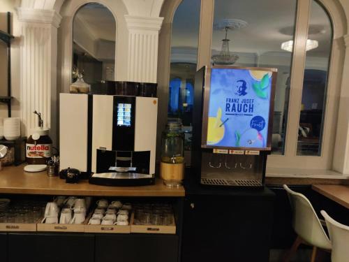 Příslušenství pro přípravu čaje a kávy v ubytování Arthotel ANA Gala