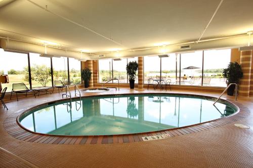 een groot zwembad in een grote kamer met ramen bij Bally's Quad Cities Casino & Hotel in Rock Island