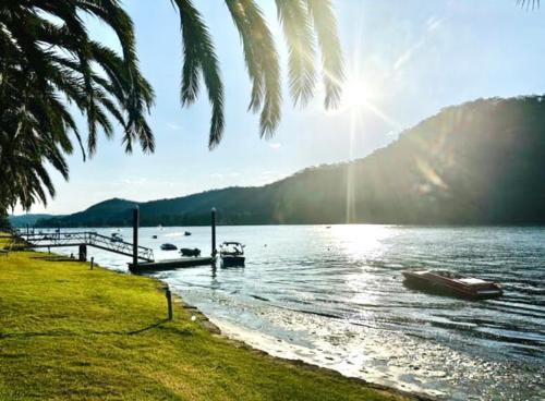 ワイズマンズ・フェリーにあるGlasshouse On The Water PET FRIENDLYの船着き船