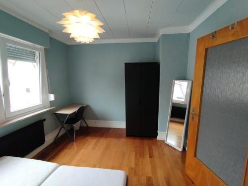 Una cama o camas en una habitación de private Zimmer im Serviced Apartment - mit wöchentlicher Reinigung