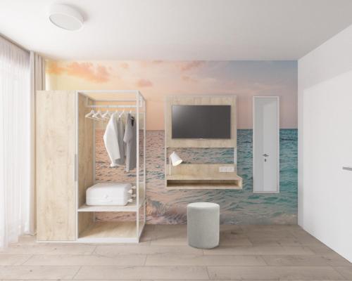 Μια τηλεόραση ή/και κέντρο ψυχαγωγίας στο Fairschlafen Boutique Hostel Zimmer 1-06 mit Balkon