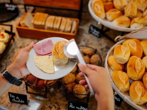 ホテルの敷地内または近くでの食事または食べ物