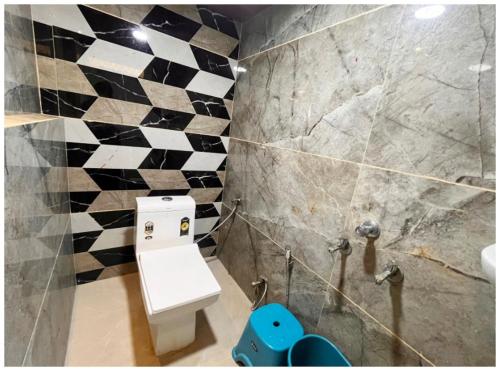 baño con pared a cuadros en blanco y negro en Hotel Pallav Guest House Near Mahakaleswar Jyotirlinga Temple #Fully Air Conditioning & Spacious Room #Free Wi-fi #Free Parking #Room Service #Best Hotel In Ujjain, en Ujjain