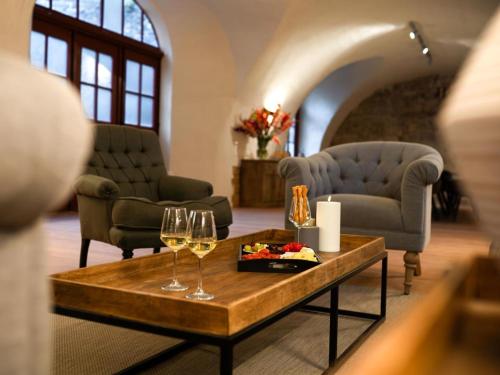 Sala de estar con copas de vino y mesa en Schlossbrauerei Langenburg, en Langenburg