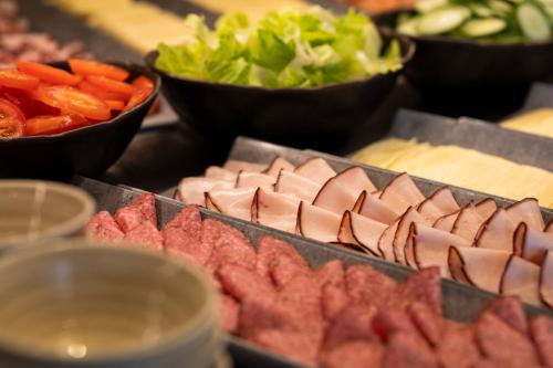 una exposición de diferentes tipos de carnes y hortalizas en Home Hotel Tapto, en Estocolmo