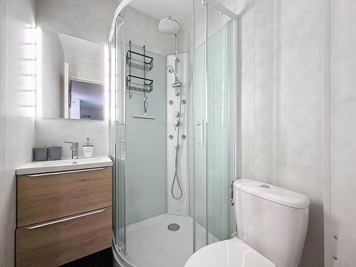 a bathroom with a shower and a toilet and a sink at Ty Breizh - Studio cosy au cœur de Dol-de-Bretagne in Dol-de-Bretagne