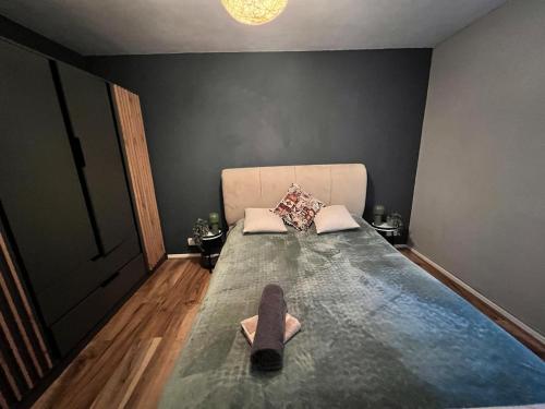 Ein Bett oder Betten in einem Zimmer der Unterkunft 1 Bed Apartment- Walton on Thames, Surrey