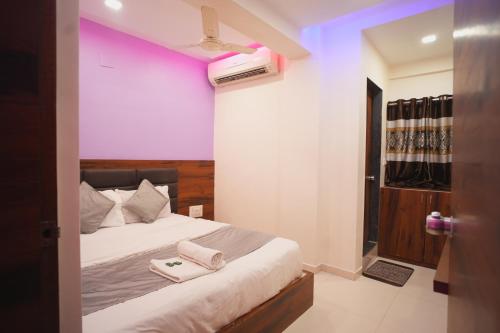 Postel nebo postele na pokoji v ubytování Hotel Sudama Palace, Ahmedabad