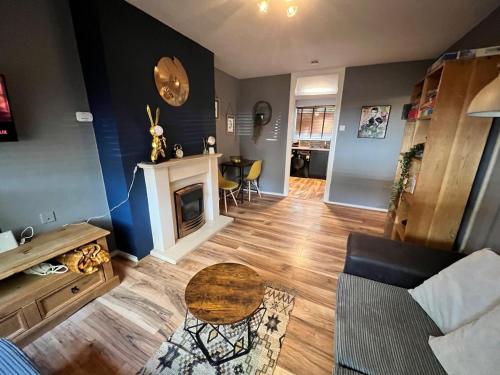 ein Wohnzimmer mit Kamin und Tisch in der Unterkunft 1 Bed Apartment- Walton on Thames, Surrey in Sunbury