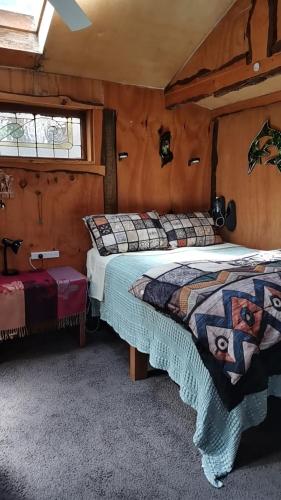 Postel nebo postele na pokoji v ubytování The Abel Tasman Treehouse