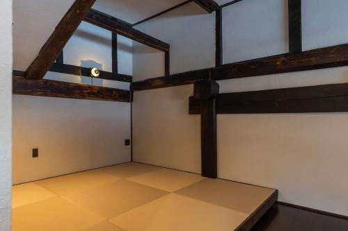 an empty room with wooden beams and a ceiling at 源泉掛け流し温泉Villa The ITAYA in Yuzawa