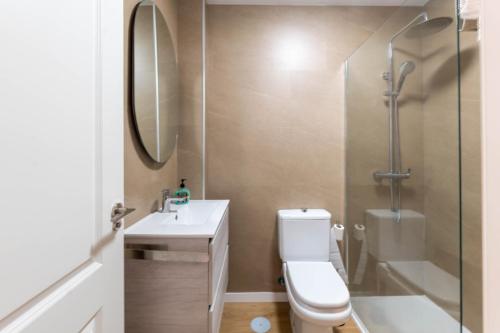un bagno con wc, lavandino e doccia di Doñana Loft 17 a Sanlúcar de Barrameda