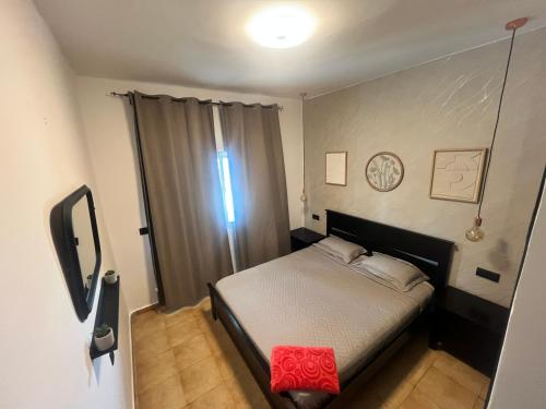 ein kleines Schlafzimmer mit einem Bett in einem Zimmer in der Unterkunft Alcudia Smir Complex in Fnideq