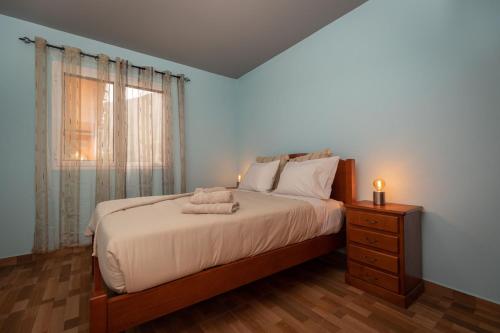 a bedroom with a bed with a dresser and a window at Casa Vale Sereno in Boaventura in Cabo da Ribeira
