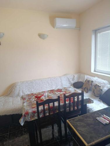 una sala de estar con una mesa y un sofá en стаи за настаняване, en Razgrad