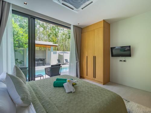 ein Schlafzimmer mit einem Bett, auf dem ein Teddybär liegt in der Unterkunft NEW Cozy 3BR Luxury Pool Villa - Villa Nova in Ban Pak Lak