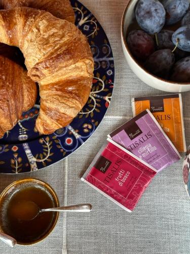 een bord brood, een kom druiven en een kopje koffie bij Il Correggiolo in Argenta
