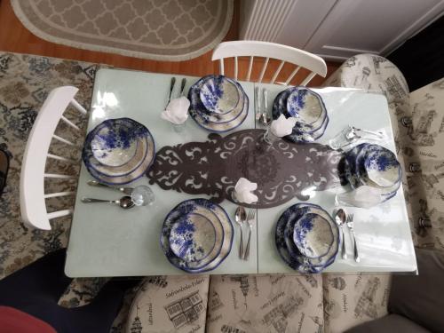 a table with blue and white dishes on it at 2Ege Üniversitesi ve hastanesine çok yakın Aileye ve Firmaya uygun in Burunabat
