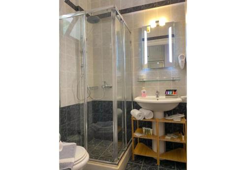 Un baño con ducha, lavabo e inodoro. en Sunset Premium Studio 9, en Agios Nikitas