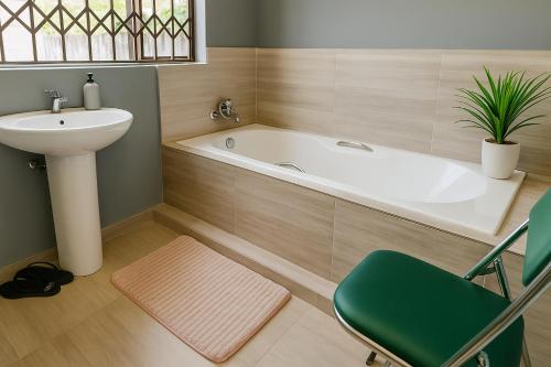 une salle de bain avec une baignoire et un lavabo dans l'établissement THE 643 Guesthouse, à Roodepoort