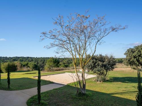 a tree in the middle of a park at ibis Styles Cabriès Aix-en-Provence TGV in Cabriès