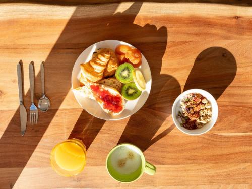 una mesa con un plato de comida y un tazón de sopa en ibis Styles Cabriès Aix-en-Provence TGV, en Cabriès