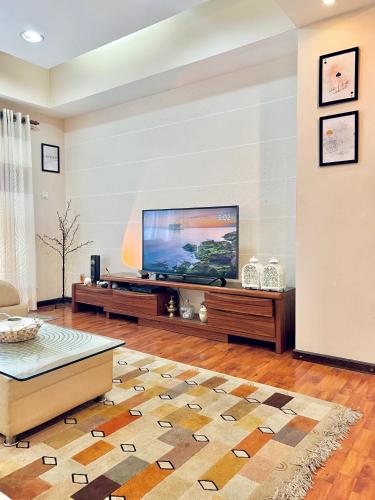 Una televisión o centro de entretenimiento en Cozykeyz 2BHK apartment with balconies near swayambhu