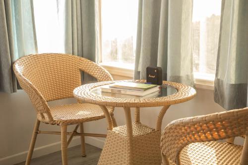 Posezení v ubytování Spellmount - Himalayan View Infinity Pool Resort in Kausani