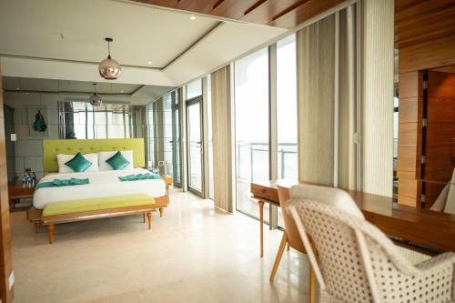 Ένα ή περισσότερα κρεβάτια σε δωμάτιο στο MARINE DRIVE - BEACH FRONT LUXURY PENTHOUSE by NIOTEL