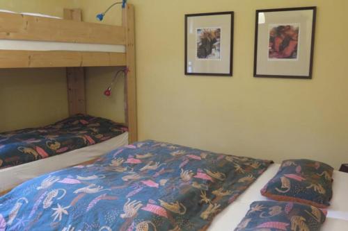 un dormitorio con una cama y una litera en Ferienhaus Retzow, en Rechlin