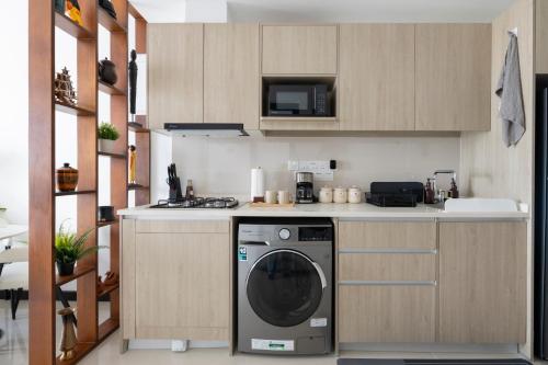 Gallery image of 1BR Luxe Condo - Lotus Lookout - Ocean and City Views - Pool - Gym in Colombo